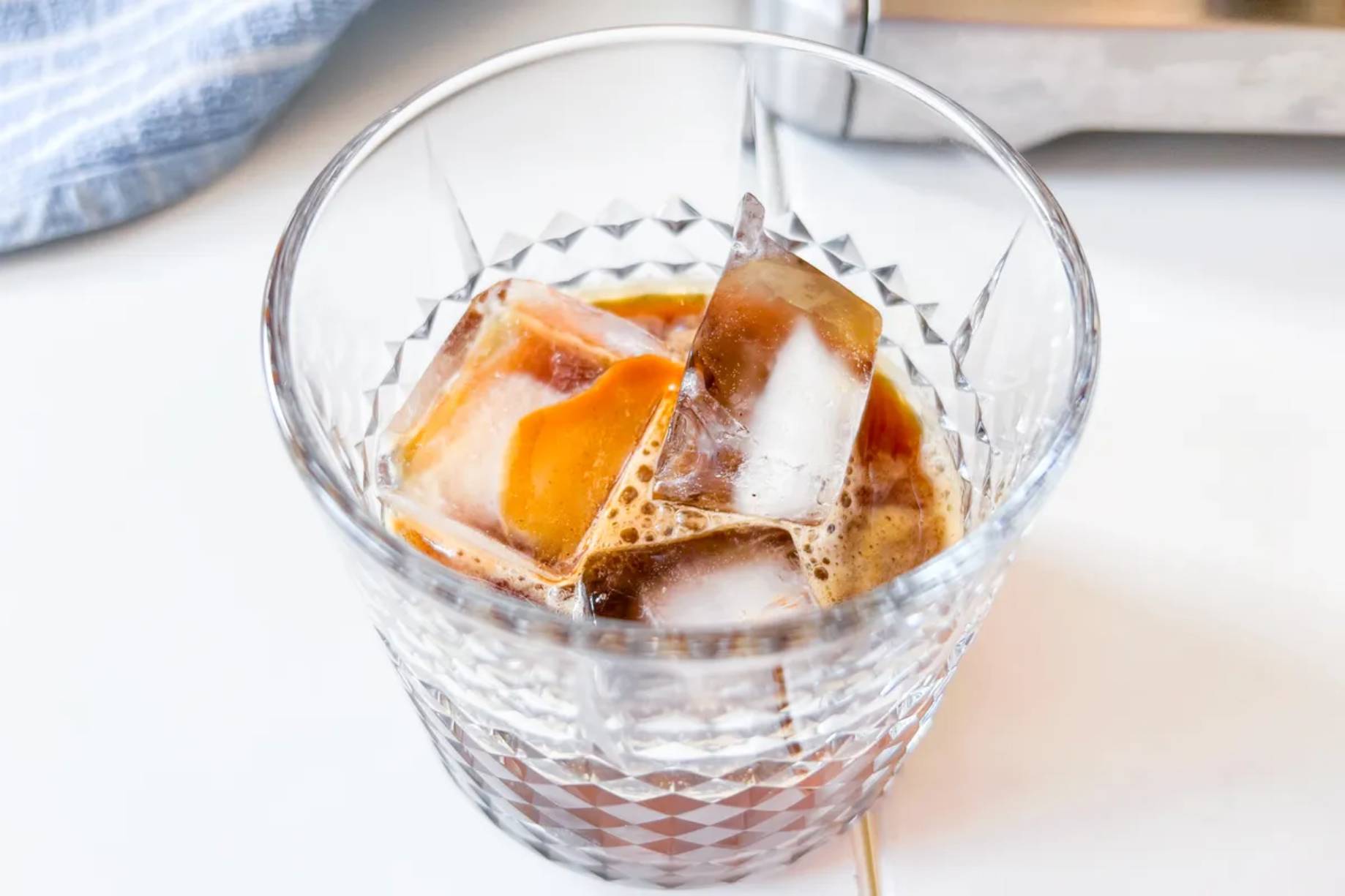 Isterninger i glas med espresso til iskold kaffe