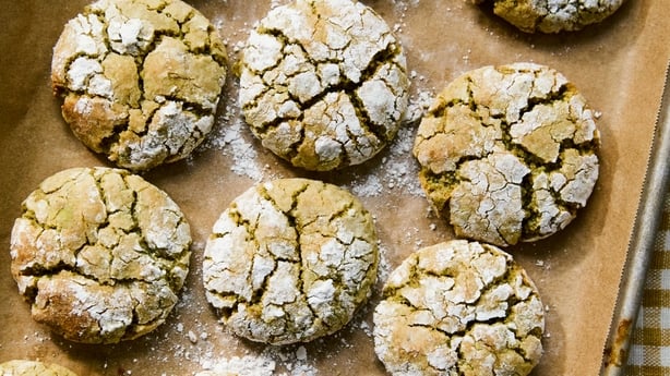 en bakke med småkager