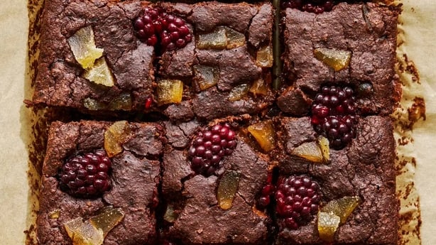 BOSH!'s brownies med sorte bønne ingefær og bær
