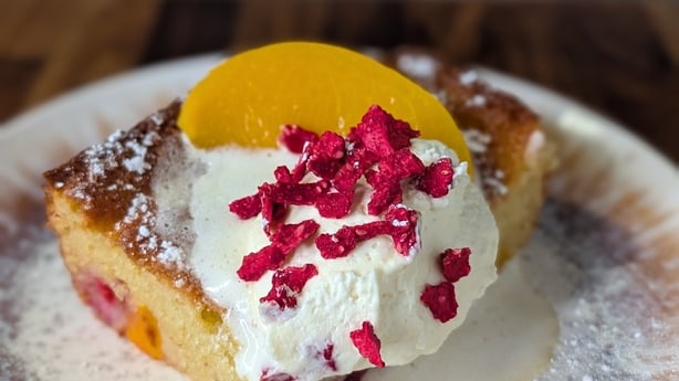 Kage med fersken, hindbær og fløde