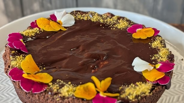 En chokoladekage dekoreret med blomster