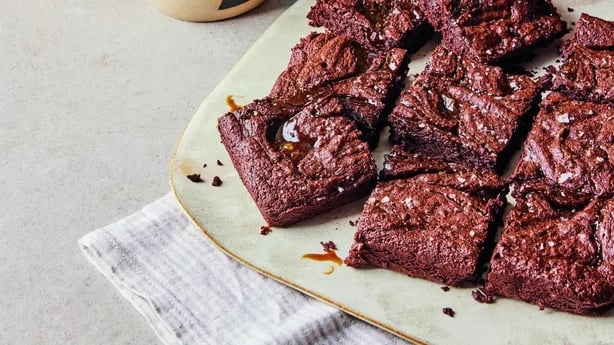 Sophie Richards' opskrift på saltet karamel swirl brownies