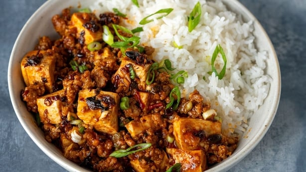Eva Paus krydrede svinekød & tofu med jasminris