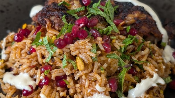 Eunice Powers baharat og rose harissa kylling med krydrede ris og tahin