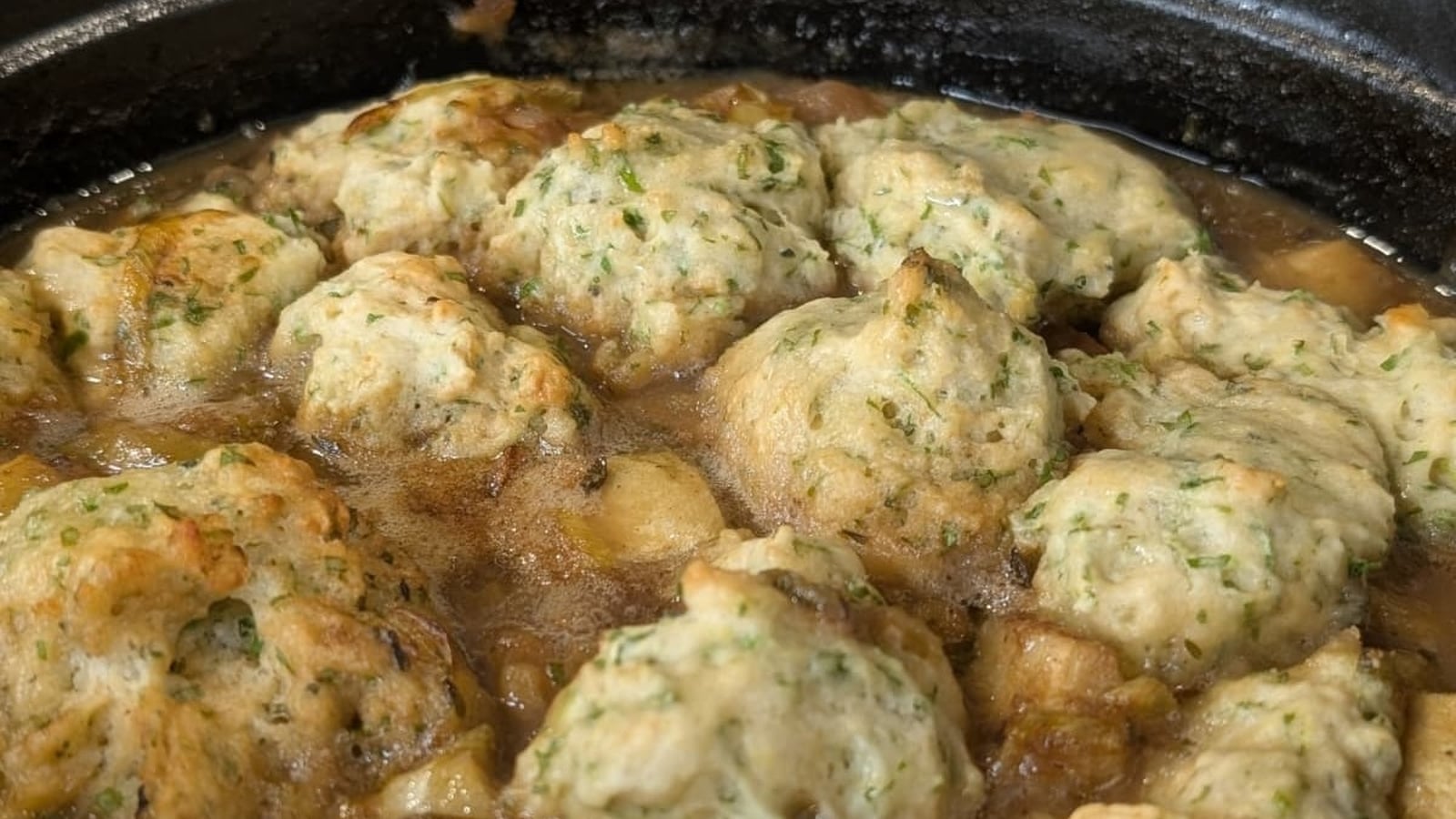 Wade Murphys svine- og æblegryderet med urteboller