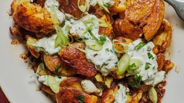 Sprød kartoffelsalat med senneps-kapersdressing