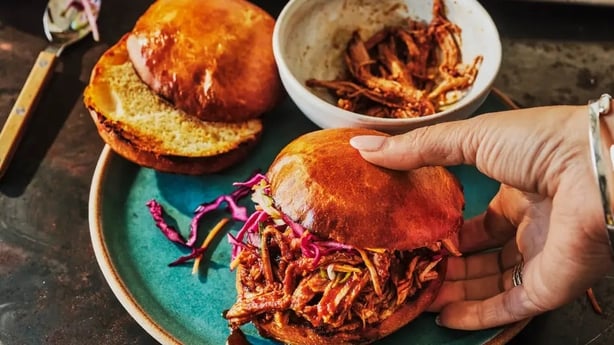 Pulled pork med cidermoppe og syrlig slaw