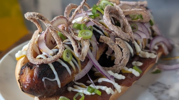 En hotdog fyldt med toppings