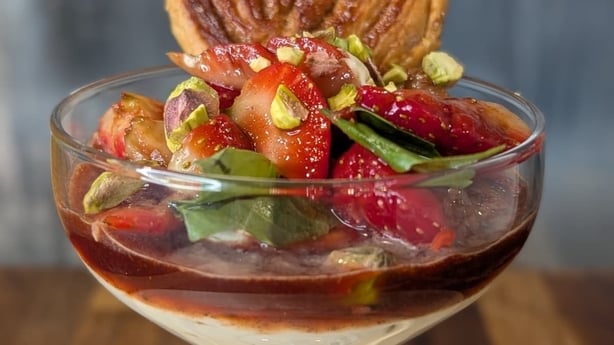 En dessert i et højt glas