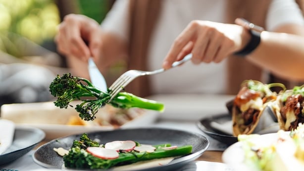 kvinde spiser økologisk salat