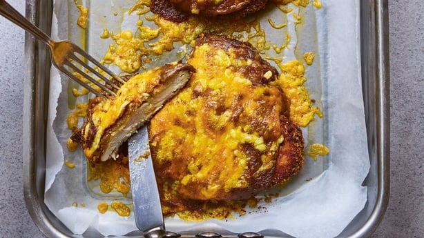 Kyllingeparmo med ost og karrysauce