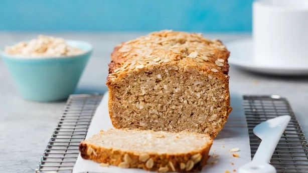 Sund vegansk havre- og kokosbrød, kage på en kølestativ Grå stenbaggrund