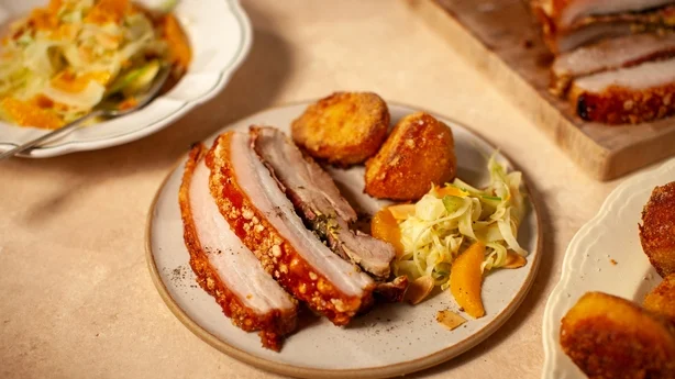 Slow Roast Pork Belly med sprøde kartofler