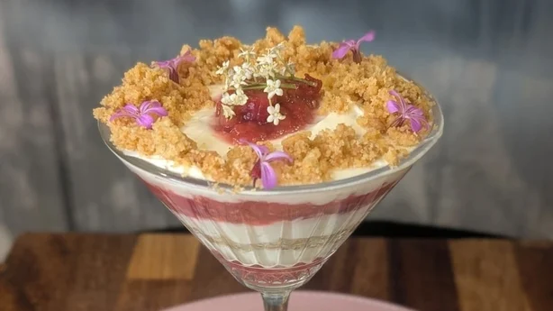 Hindbær og hyldeblomst cheesecake