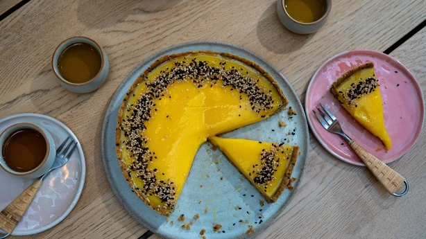 Sort Sesam Yuzu tærte
