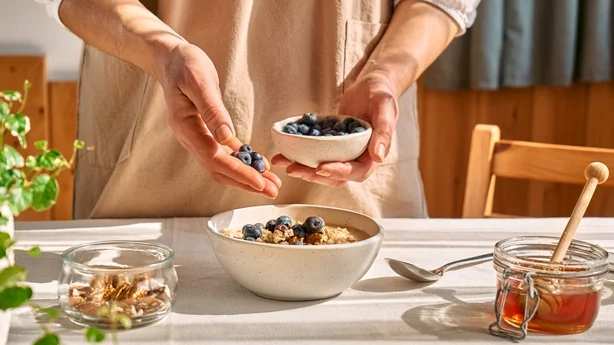 Kvinde forbereder sund slankekur vegansk nærende morgenmad