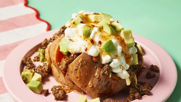 En bagt kartoffel toppet med chili