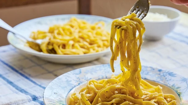 Skåle med pasta på et køkkenbord