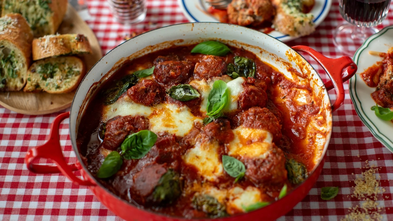 Donals italienske køkken: Bagte frikadeller & hvidløgsbrød
