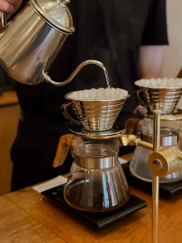En barista, der laver over kaffe