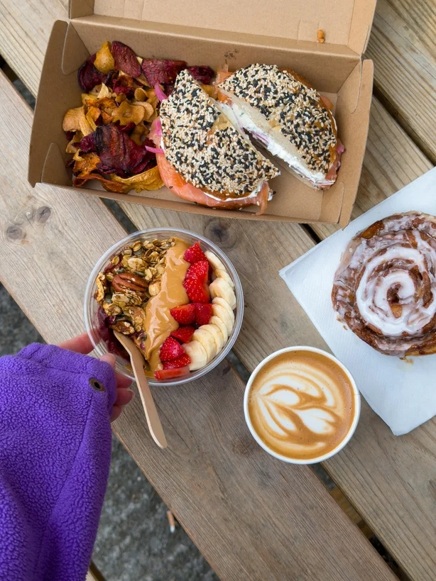 Et billede af kaffe og kager fra Fetch cafe